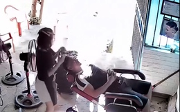 Khách hú hồn với cái ghế bất ổn của tiệm cắt tóc