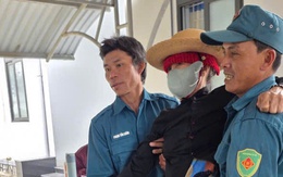 Khám bệnh cho bà con sau lũ, bác sĩ TP.HCM nghẹn lòng, 'mắt đỏ cả lên'