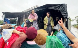 Sức mạnh của những bàn tay không ngại bùn lầy trong cơn lũ lịch sử