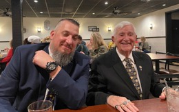 Cặp đôi 9X nhận cụ ông 74 tuổi làm… con nuôi