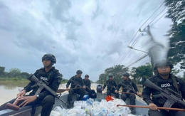 Lũ lụt ở Thái Lan: Cảnh sát vũ trang mang cả vũ khí đến hỗ trợ?