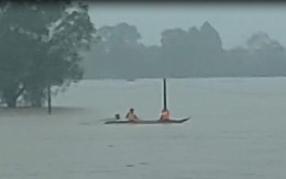 Giải cứu 7 người mắc kẹt giữa đồng ruộng bên sông Hiếu
