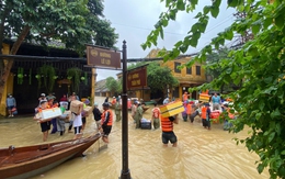 Những hỗn loạn, gấp gáp đong đầy yêu thương trong lũ
