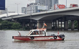 Tìm kiếm tài xế taxi dùng dao tự sát thương trên cầu Sài Gòn rồi rơi xuống sông mất tích