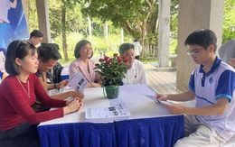 Hỏi lương tháng người đang đi làm, hỏi cả người đã nghỉ hưu rồi khen chê, vô duyên hay chia sẻ?