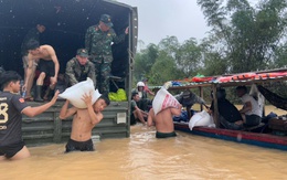 Cõng từng bao gạo tiếp tế cho 3.000 hộ dân vùng sạt lở