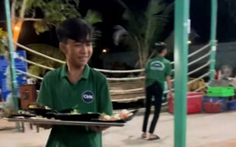 Khi chủ quán dặn nhân viên gặp khách là phải tươi cười