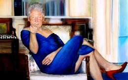 Bức tranh ông Bill Clinton mặc đầm xanh gợi cảm có thật không, 'tỉ phú ấu dâm' Epstein từng treo nó?