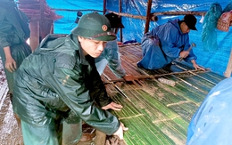 Bộ đội dựng chòi tre giúp người dân tá túc giữa rừng tránh sạt lở