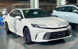 Tin tức giá xe: Toyota Camry giảm giá hơn 150 triệu đồng tại đại lý