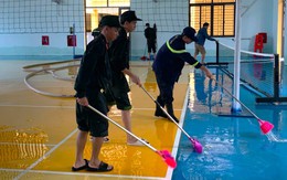 Bộ đội, công an giúp trường dọn dẹp bùn đất sau mưa lũ