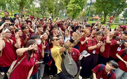 Tiết học ngoài trời sôi động của sinh viên Trường ĐH Nguyễn Tất Thành và ca sĩ Phạm Anh Khoa