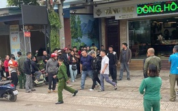 Thanh niên cướp tiệm vàng ở Thái Nguyên bị người dân vây bắt