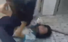 Lại xuất hiện thêm clip nữ sinh đánh nhau trong nhà vệ sinh trường học