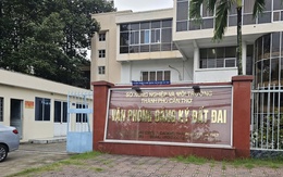 Bạn đọc tranh luận sôi nổi về chữ ký 'thấy kỳ kỳ' của giám đốc