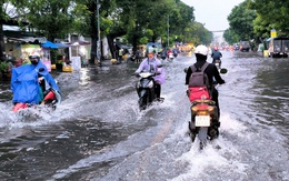 Ngập nặng trung tâm TP.HCM sau mưa, người đi đường bị điện giật nghi từ mối nối hở nhà dân