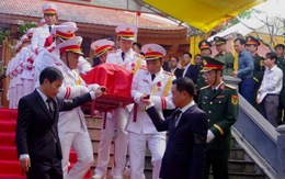 Truy điệu, an táng nhiều hài cốt liệt sĩ tại hang Tám Cô