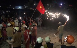 Hàng ngàn dân Lý Sơn đón 3 người thoát chết trên biển kỳ diệu trở về, đốt pháo hoa tưng bừng