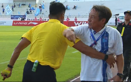 Tranh cãi nảy lửa, HLV CLB Quảng Ninh bị trọng tài đuổi