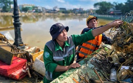 Hưởng ứng lời kêu gọi của chủ tịch TP Huế, người dân ra đường dọn rác sau mưa lũ