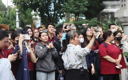 Sinh viên Trường đại học Nguyễn Tất Thành vừa học nghề, vừa học sử tại lăng Ông Bà Chiểu