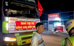 Dán băng rôn 'hàng cứu trợ đồng bào miền Trung' trên xe để chở gạo vượt quá tải trọng 76%