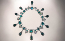 Có thật đồ trang sức bị trộm ở Bảo tàng Louvre được tìm thấy tại nhà một tỉ phú Ukraine?