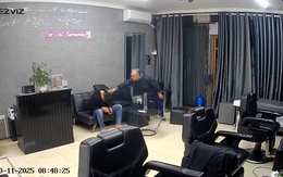 Thanh niên ngồi ghế gục đầu ngủ say như chết khiến cụ ông hú hồn