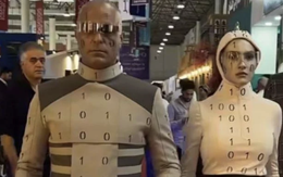 'Robot công nghệ cao' ở Iran lộ nguyên hình là… người thật