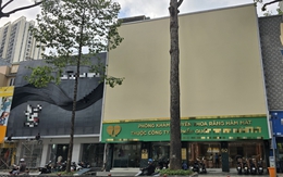 Nhiều cửa hàng, quán karaoke, chung cư cũ ở TP.HCM lắp bảng quảng cáo, 'chuồng cọp' kín mít