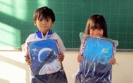 Những đứa trẻ nhường cặp mới cho bạn sau lũ