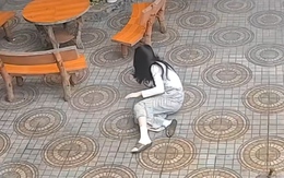 Cô gái 'vồ ếch' khi hớt hải ra nhận hàng shipper