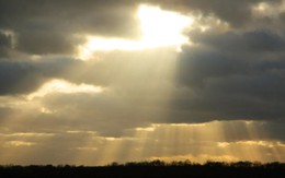 Trời nhiều mây thì tia UV mạnh lên hay yếu đi?