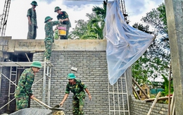 Tốc độ làm nhà mới của bộ đội ở vùng lũ nhanh tới mức khiến người dân ngạc nhiên