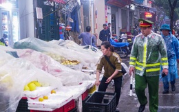 Công an Hà Nội đội mưa đồng loạt ra quân giành lại vỉa hè, lòng đường