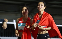 Nữ VĐV trẻ 'nín thở' chờ đợi rồi bật khóc vì tấm huy chương điền kinh quý giá