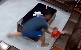 Bố phản xạ như siêu nhân giúp con trai thoát cú ngã đau