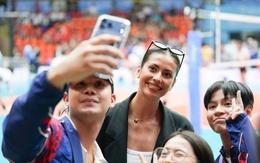 Á hậu Miss Universe đi cổ vũ Thái Lan đấu bóng chuyền nữ Việt Nam