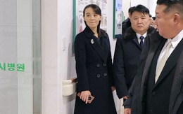 Em gái ông Kim Jong Un xài điện thoại gập nghi của Trung Quốc