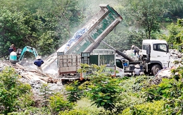 Phóng viên Tuổi Trẻ theo chân xe đổ rác xây dựng: 'Xé nhỏ' san lấp ao, lấp cả bờ bãi dòng sông