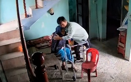 Xúc động cảnh con trai ở xa chào tạm biệt mẹ già khi về quê ăn đám cưới