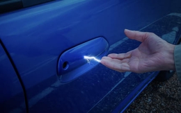 Tĩnh điện khi mở cửa xe có thể đốt cả trạm xăng? Chuyên gia mách các thao tác nhỏ giúp thoát hiểm