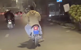 Tài xế 'đầu trần' lái xe biển xanh giữa phố Hà Nội, cảnh sát tìm ra cơ quan sở hữu
