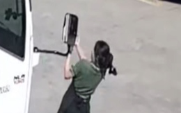 Chàng trai ngơ ngác khi thấy người đẹp đập mặt vào gương chiếu hậu