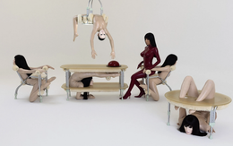 Vợ Kanye West biến cơ thể phụ nữ thành cái bàn, cái ghế