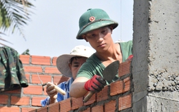 Dân vùng lũ bất ngờ, thích thú khi thấy bộ đội làm nhà đẹp như thợ xây chuyên nghiệp