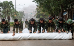 Bộ đội thi công đến 23h đêm, gắng rút ngắn tiến độ khắc phục sạt lở ở Khe Sanh
