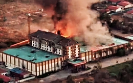 Đụng độ biên giới Thái Lan - Campuchia sang ngày thứ 11: Xe tăng phá hủy sòng bạc ở Campuchia