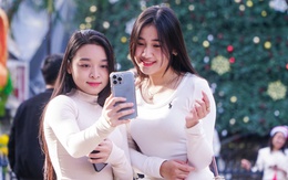 Phố phường Hà Nội rực rỡ sắc màu, người trẻ 'lên phố' đón Giáng sinh sớm