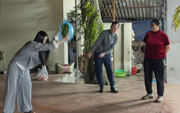 Bố mẹ chồng phì cười khi xem con dâu vẩy rau